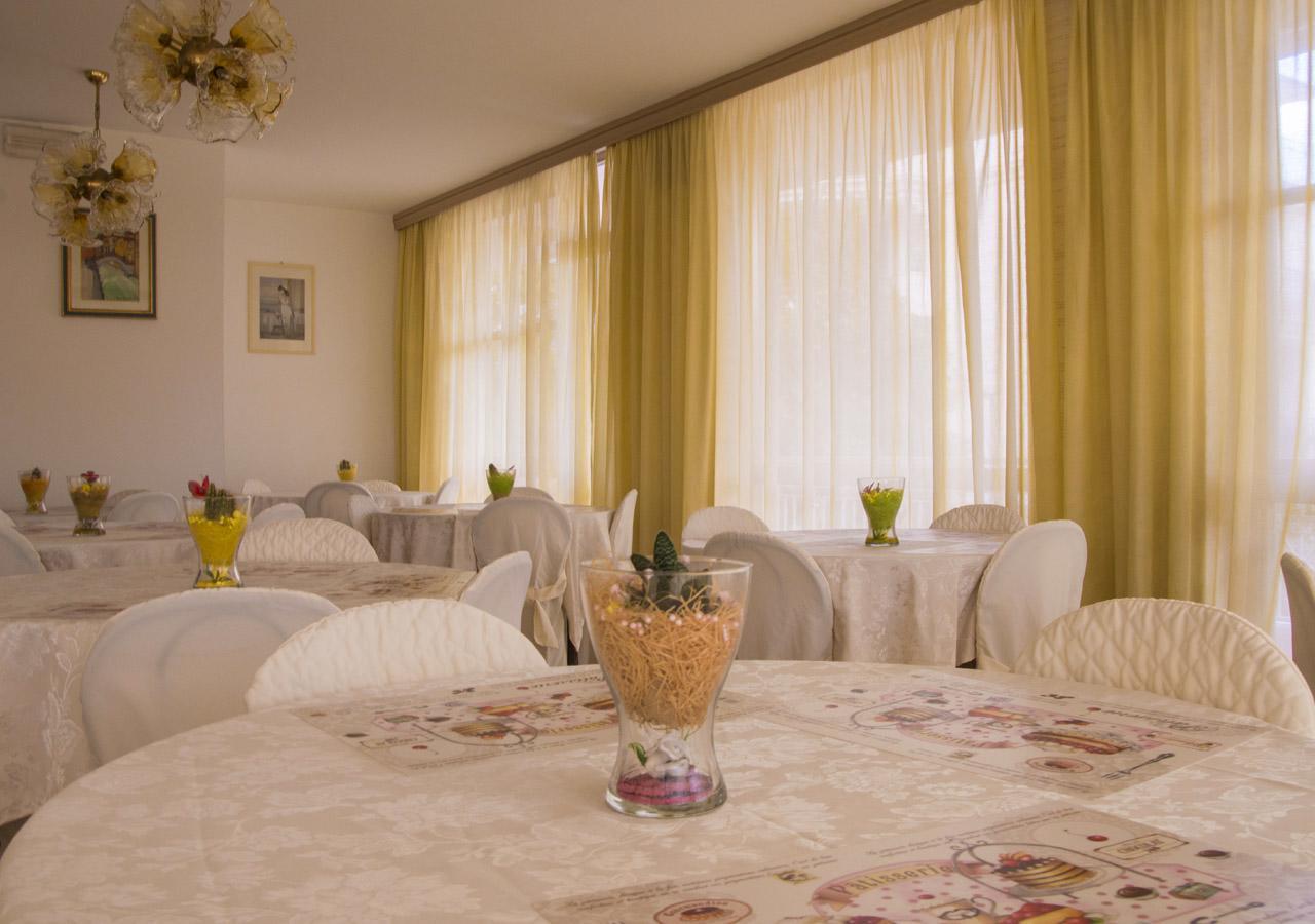 Hotel Fucsia Ричоне Екстериор снимка