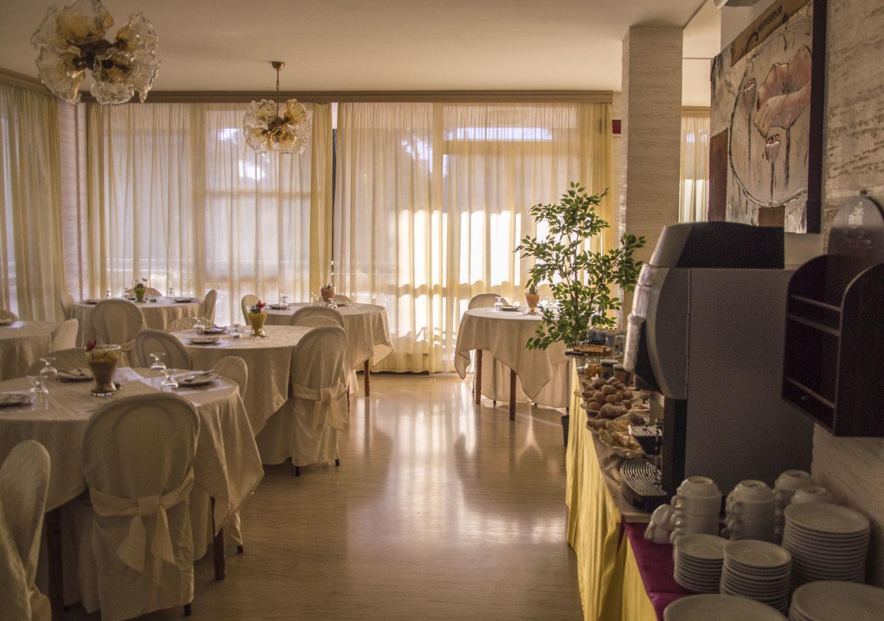 Hotel Fucsia Ричоне Екстериор снимка