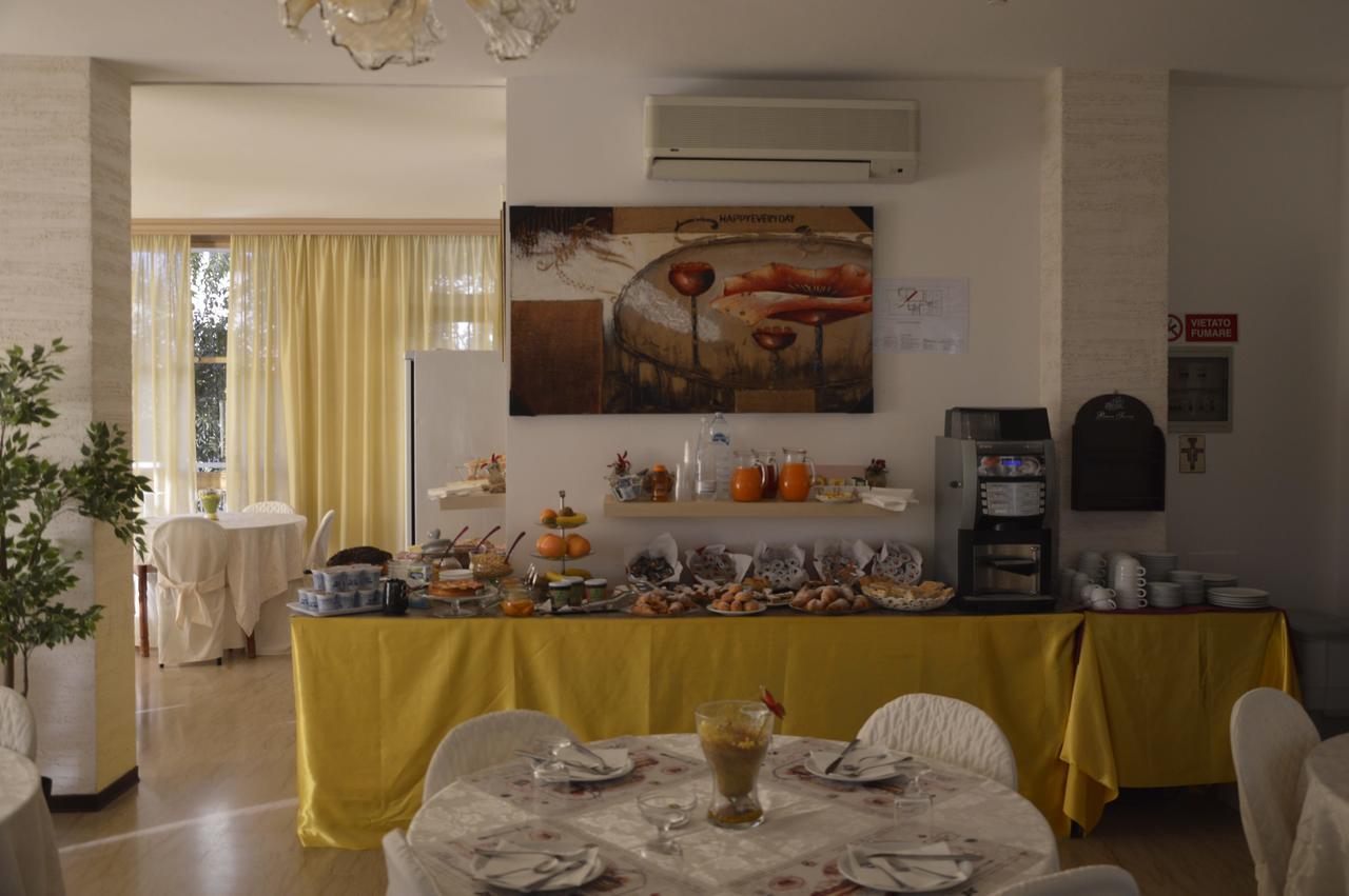 Hotel Fucsia Ричоне Екстериор снимка