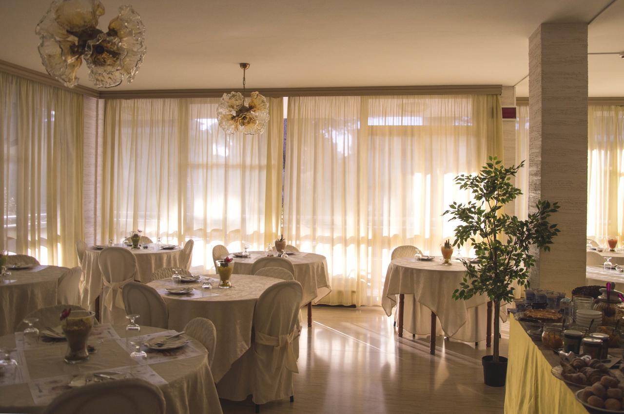 Hotel Fucsia Ричоне Екстериор снимка