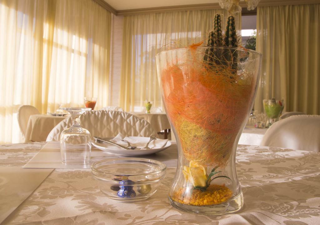 Hotel Fucsia Ричоне Екстериор снимка