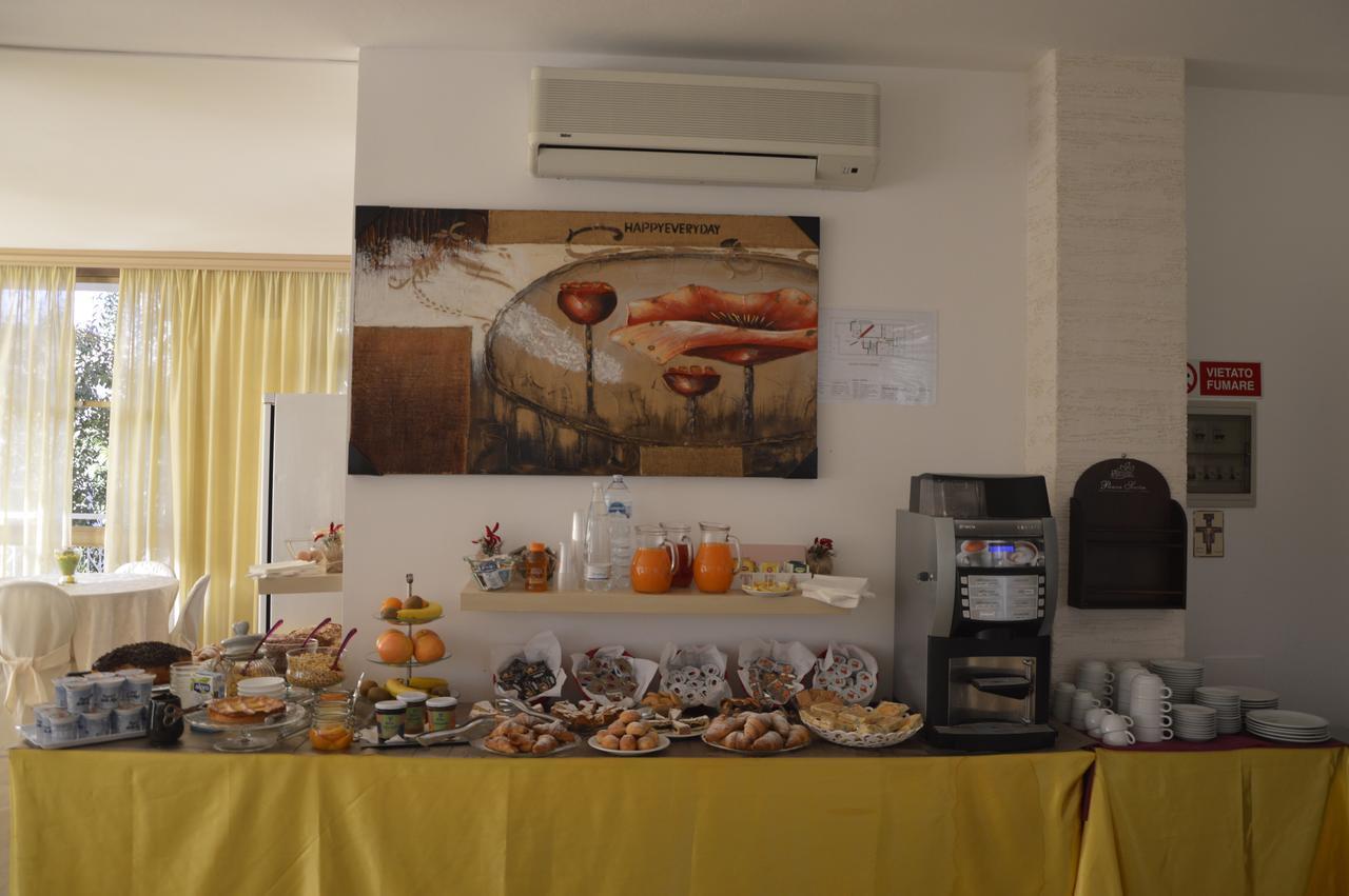 Hotel Fucsia Ричоне Екстериор снимка