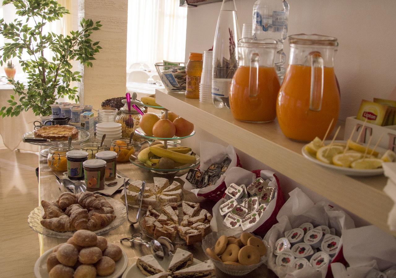 Hotel Fucsia Ричоне Екстериор снимка