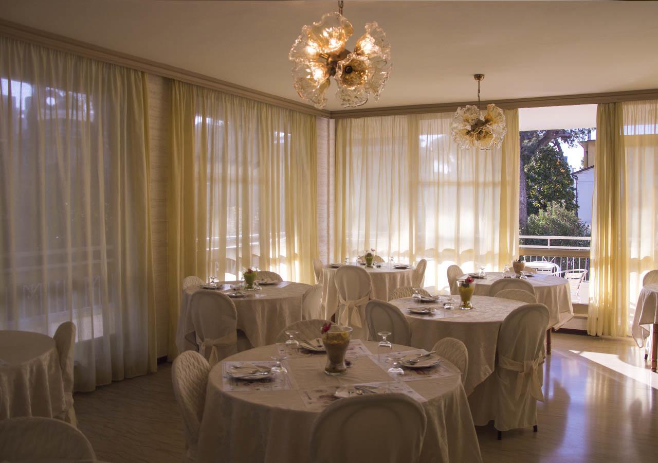 Hotel Fucsia Ричоне Екстериор снимка