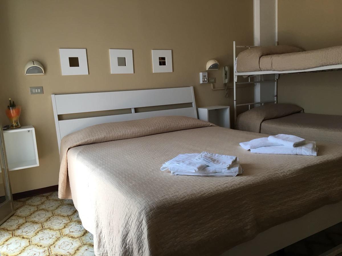 Hotel Fucsia Ричоне Екстериор снимка