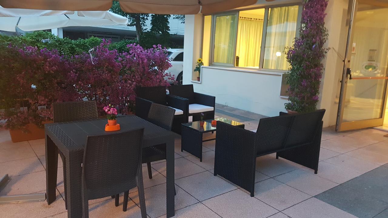 Hotel Fucsia Ричоне Екстериор снимка
