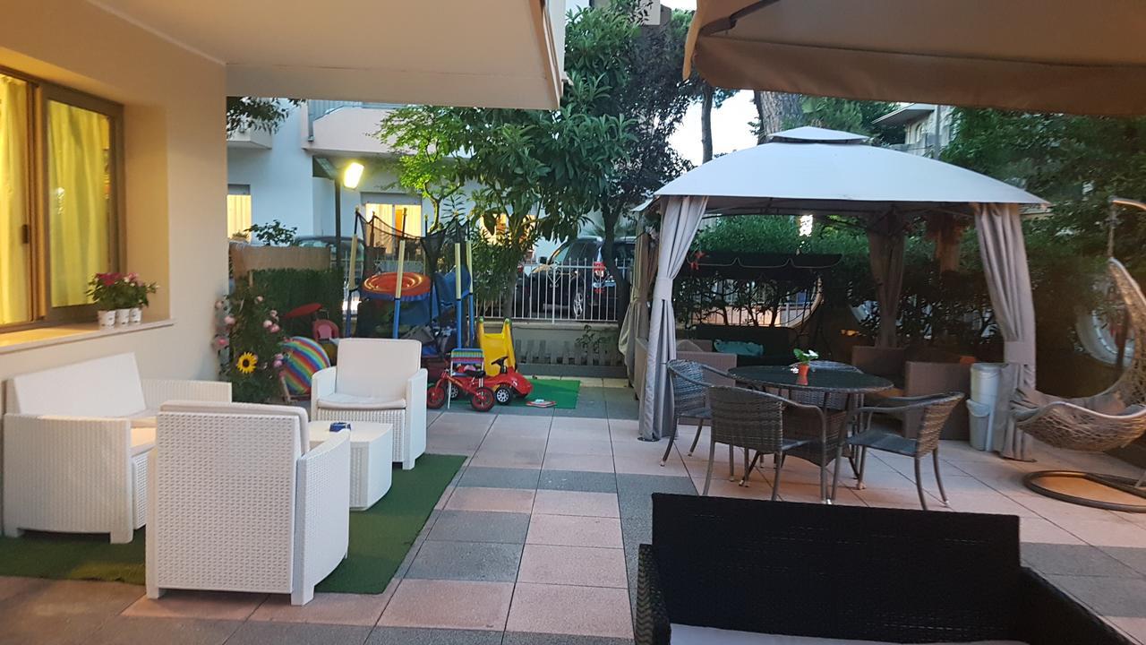 Hotel Fucsia Ричоне Екстериор снимка