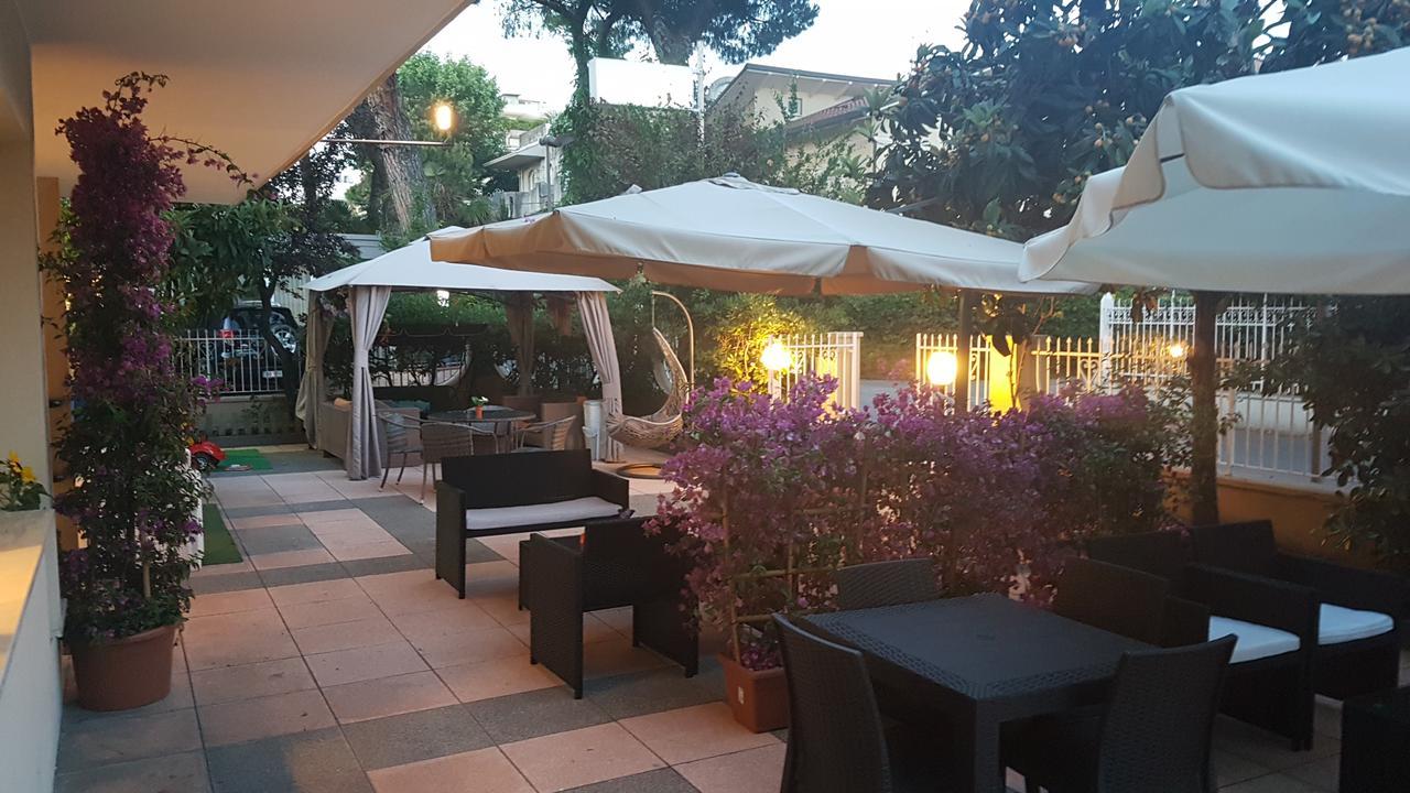 Hotel Fucsia Ричоне Екстериор снимка
