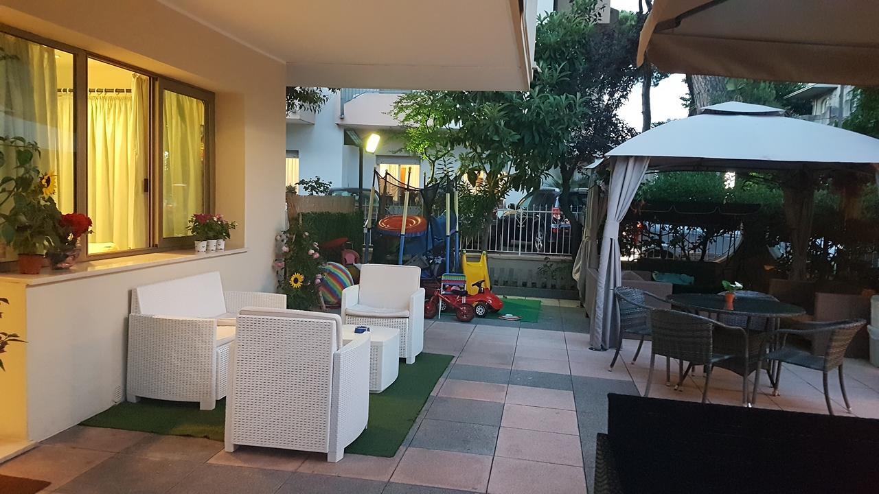 Hotel Fucsia Ричоне Екстериор снимка