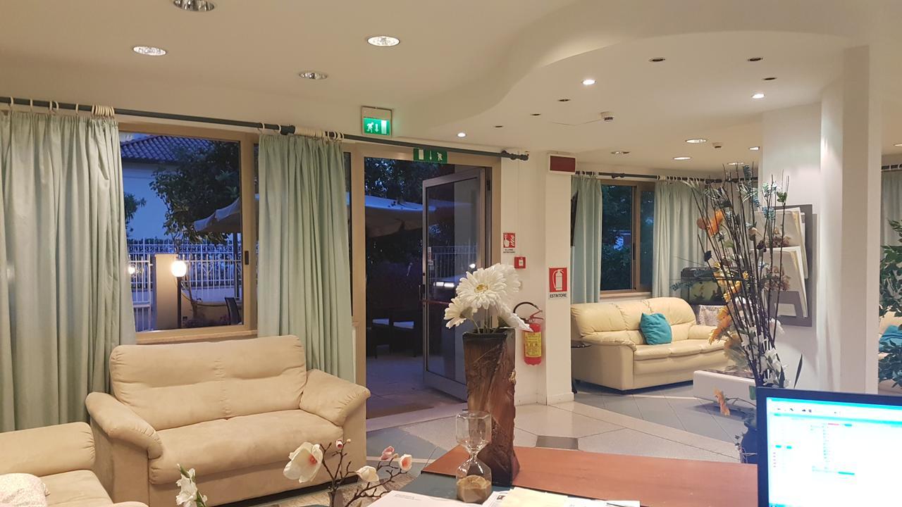 Hotel Fucsia Ричоне Екстериор снимка