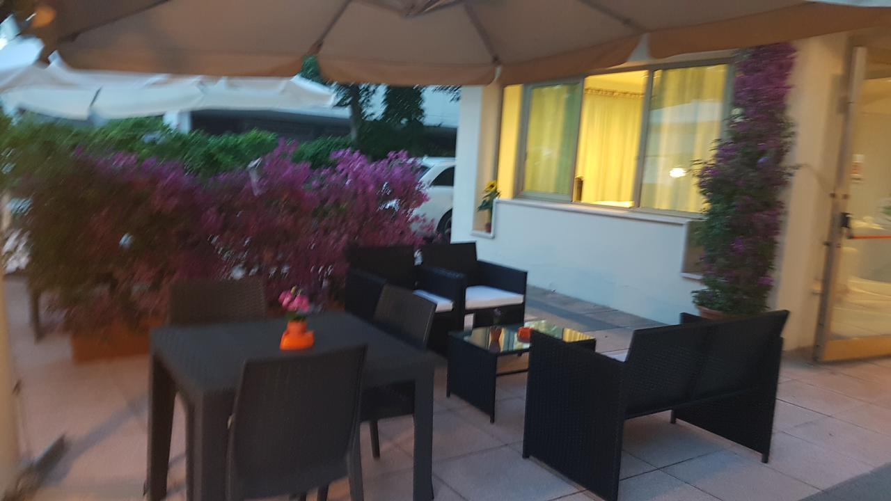 Hotel Fucsia Ричоне Екстериор снимка