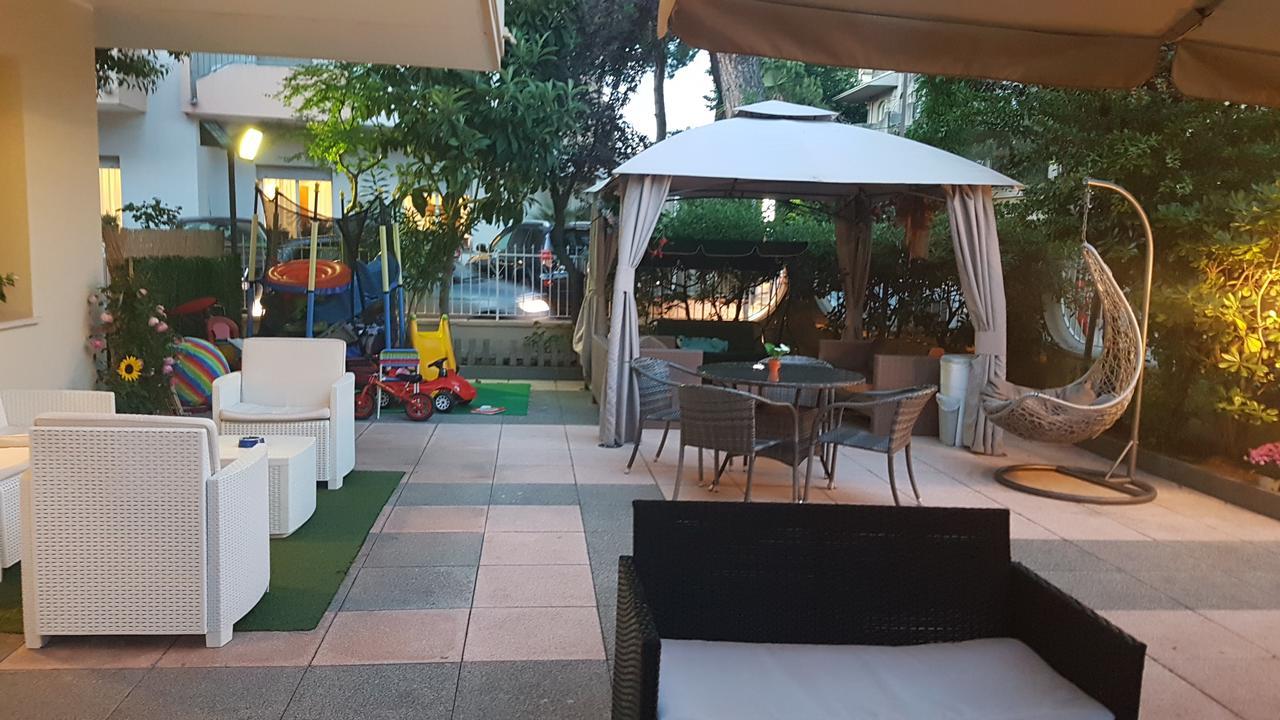 Hotel Fucsia Ричоне Екстериор снимка