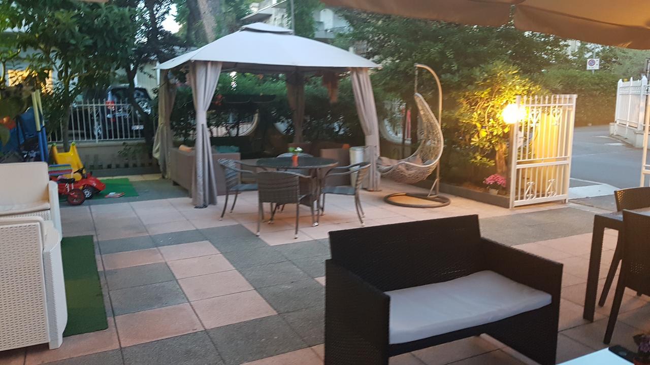 Hotel Fucsia Ричоне Екстериор снимка