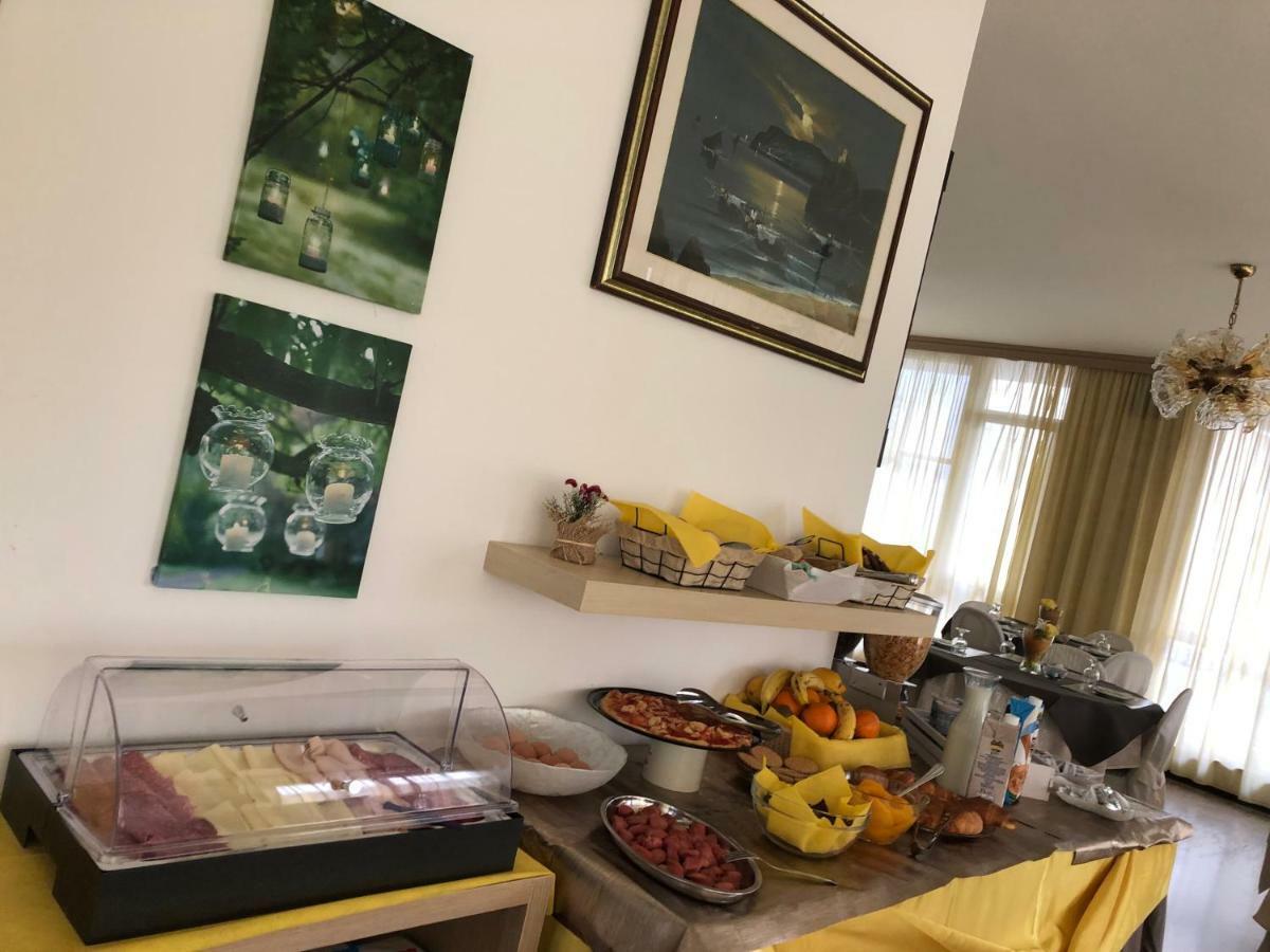 Hotel Fucsia Ричоне Екстериор снимка