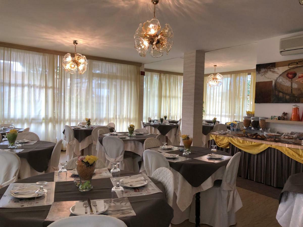 Hotel Fucsia Ричоне Екстериор снимка