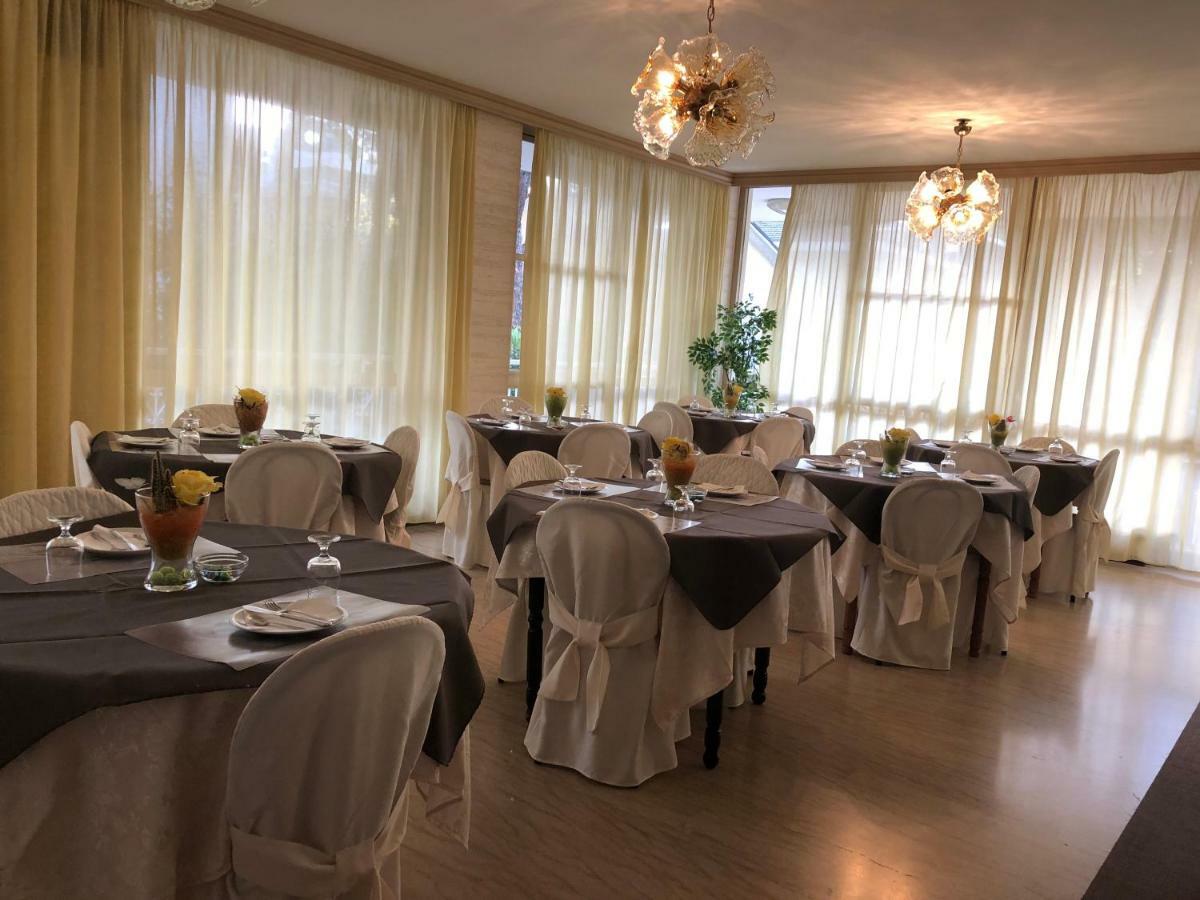 Hotel Fucsia Ричоне Екстериор снимка